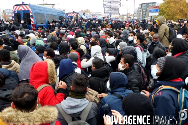 Evacuation du camp de migrants et demandeuses d asile de saint-denis. Migrants and asylum-seekers evacuated from Camp.