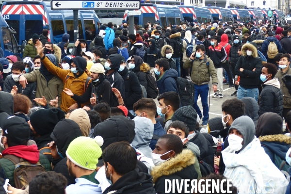 Evacuation du camp de migrants et demandeuses d asile de saint-denis. Migrants and asylum-seekers evacuated from Camp.