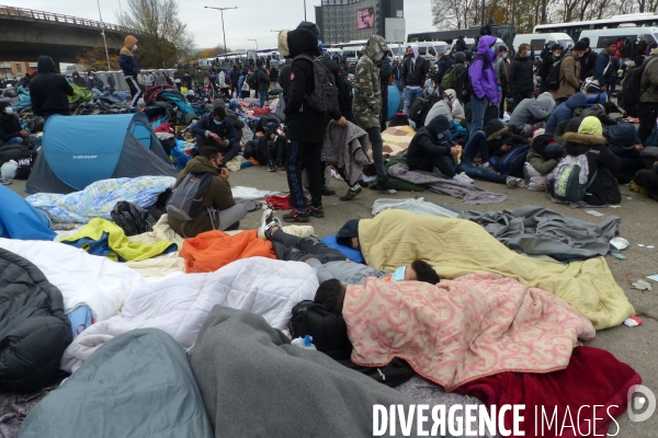 Evacuation du camp de migrants et demandeuses d asile de saint-denis. Migrants and asylum-seekers evacuated from Camp.