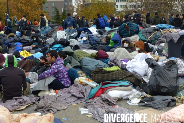 Evacuation du camp de migrants et demandeuses d asile de saint-denis. Migrants and asylum-seekers evacuated from Camp.