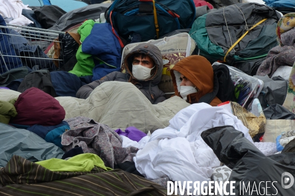 Evacuation du camp de migrants et demandeuses d asile de saint-denis. Migrants and asylum-seekers evacuated from Camp.