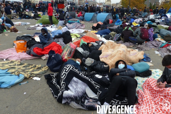 Evacuation du camp de migrants et demandeuses d asile de saint-denis. Migrants and asylum-seekers evacuated from Camp.