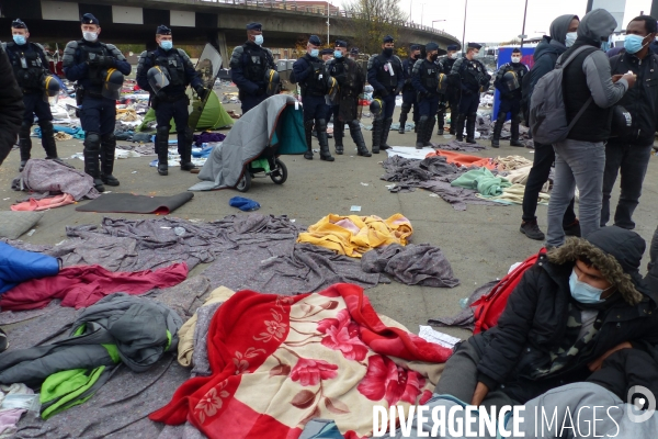 Evacuation du camp de migrants et demandeuses d asile de saint-denis. Migrants and asylum-seekers evacuated from Camp.