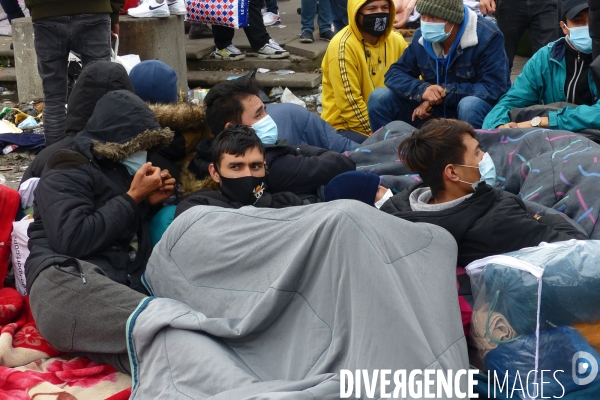 Evacuation du camp de migrants et demandeuses d asile de saint-denis. Migrants and asylum-seekers evacuated from Camp.