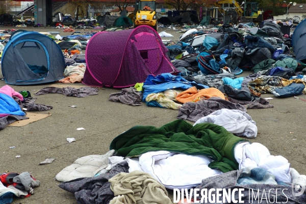 Evacuation du camp de migrants et demandeuses d asile de saint-denis. Migrants and asylum-seekers evacuated from Camp.