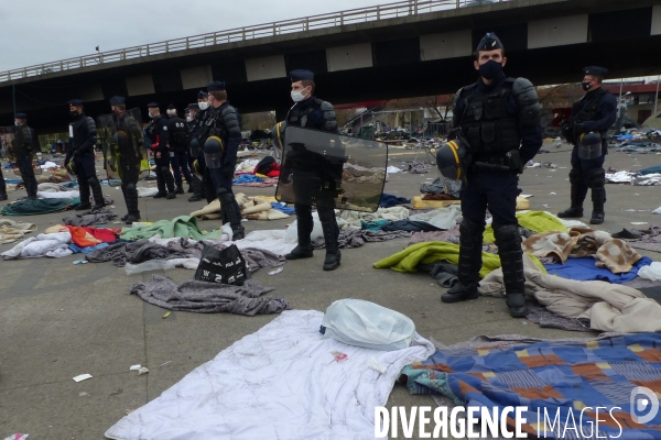 Evacuation du camp de migrants et demandeuses d asile de saint-denis. Migrants and asylum-seekers evacuated from Camp.