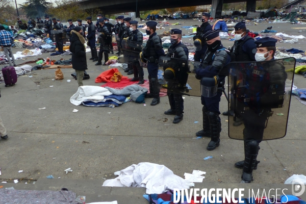 Evacuation du camp de migrants et demandeuses d asile de saint-denis. Migrants and asylum-seekers evacuated from Camp.