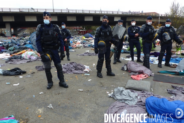 Evacuation du camp de migrants et demandeuses d asile de saint-denis. Migrants and asylum-seekers evacuated from Camp.