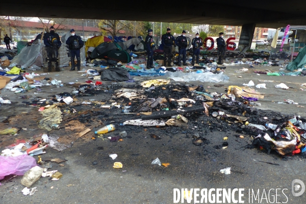 Evacuation du camp de migrants et demandeuses d asile de saint-denis. Migrants and asylum-seekers evacuated from Camp.