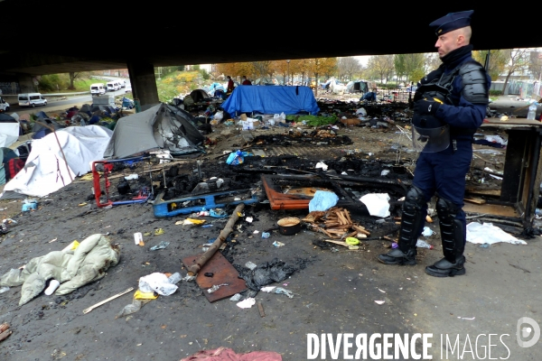 Evacuation du camp de migrants et demandeuses d asile de saint-denis. Migrants and asylum-seekers evacuated from Camp.