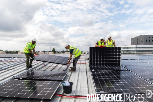 Chantier d installation de panneaux solaires