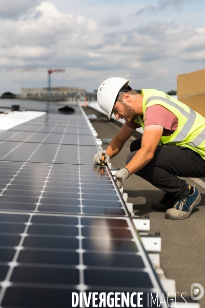 Chantier d installation de panneaux solaires