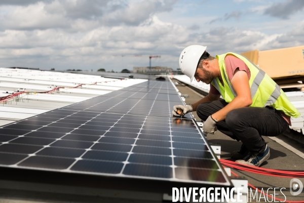 Chantier d installation de panneaux solaires