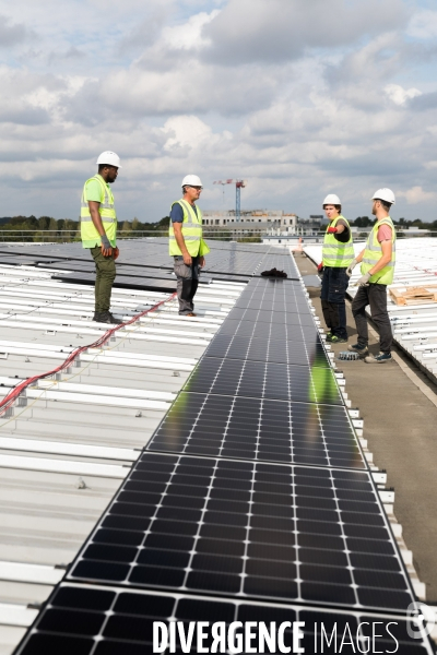 Chantier d installation de panneaux solaires