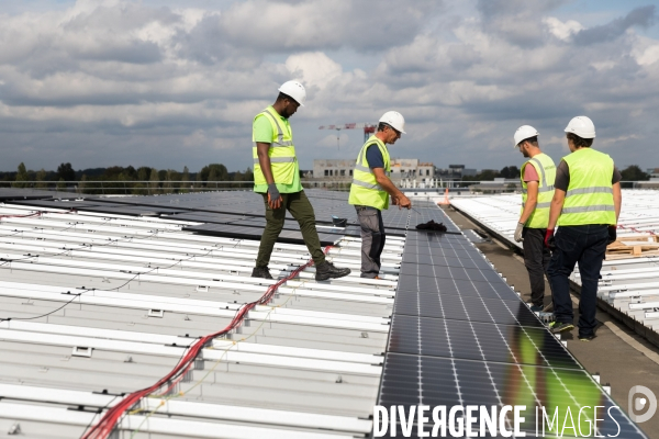 Chantier d installation de panneaux solaires