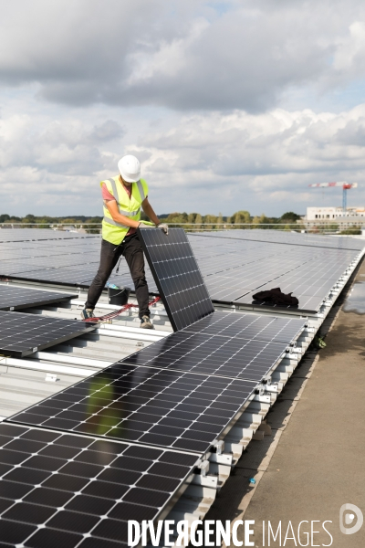 Chantier d installation de panneaux solaires