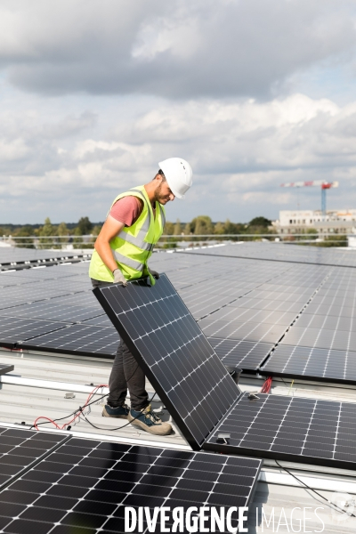 Chantier d installation de panneaux solaires