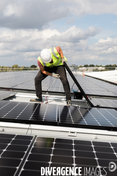 Chantier d installation de panneaux solaires