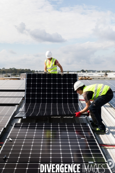 Chantier d installation de panneaux solaires