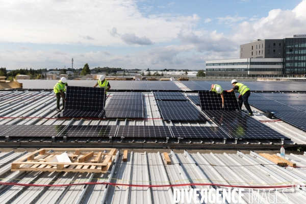 Chantier d installation de panneaux solaires