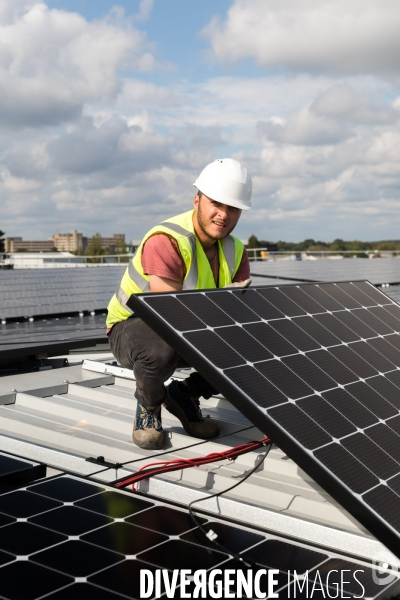 Chantier d installation de panneaux solaires