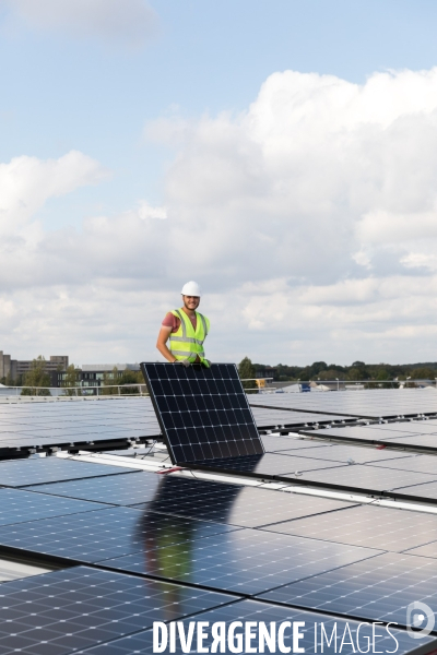 Chantier d installation de panneaux solaires