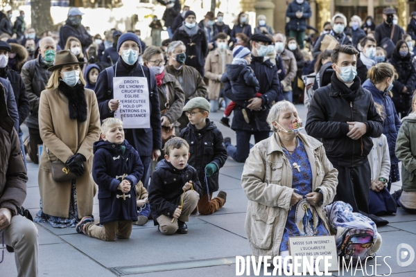 Rassemblement catholique et prière de rue à Bordeaux pour demander l autorisation de la messe dominicale