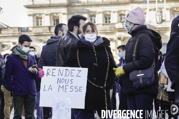 Rassemblement catholique et prière de rue à Bordeaux pour demander l autorisation de la messe dominicale