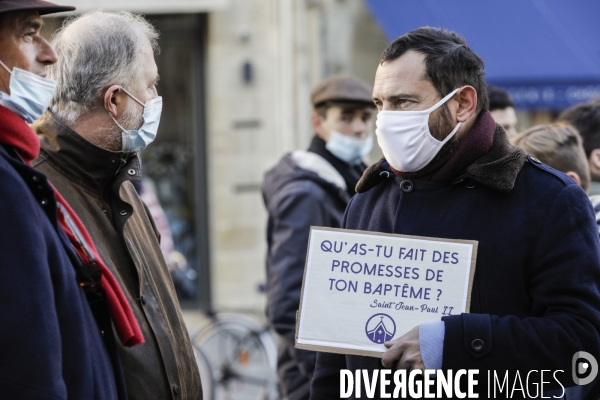 Rassemblement catholique et prière de rue à Bordeaux pour demander l autorisation de la messe dominicale