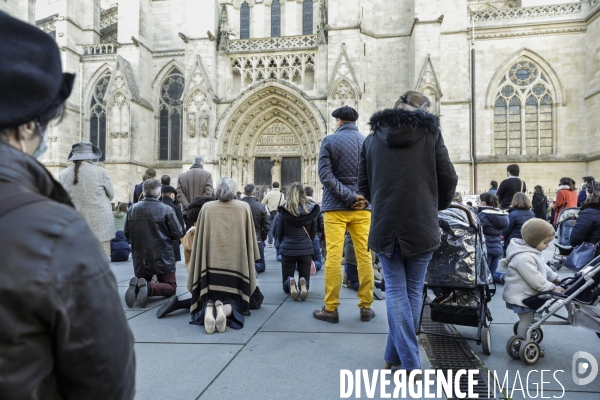 Rassemblement catholique et prière de rue à Bordeaux pour demander l autorisation de la messe dominicale