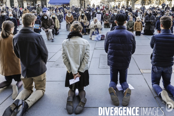 Rassemblement catholique et prière de rue à Bordeaux pour demander l autorisation de la messe dominicale