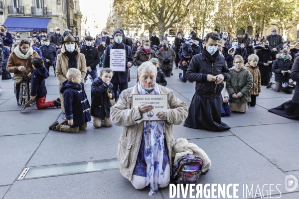 Rassemblement catholique et prière de rue à Bordeaux pour demander l autorisation de la messe dominicale