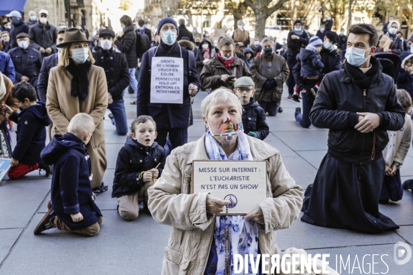 Rassemblement catholique et prière de rue à Bordeaux pour demander l autorisation de la messe dominicale