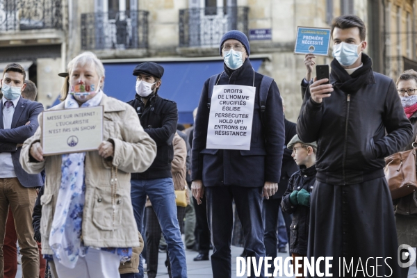 Rassemblement catholique et prière de rue à Bordeaux pour demander l autorisation de la messe dominicale