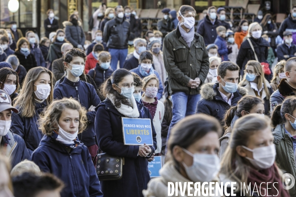 Rassemblement catholique et prière de rue à Bordeaux pour demander l autorisation de la messe dominicale