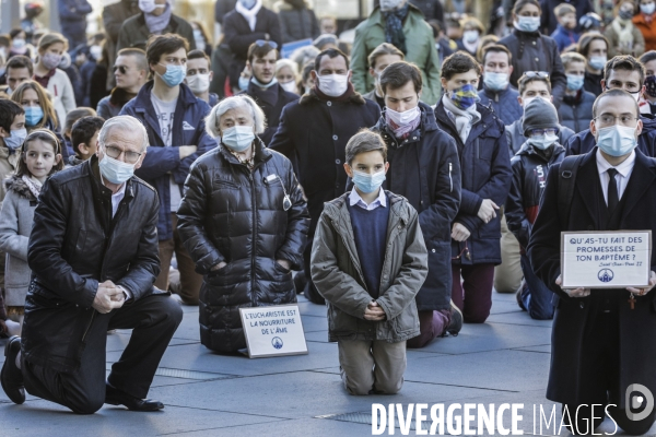 Rassemblement catholique et prière de rue à Bordeaux pour demander l autorisation de la messe dominicale