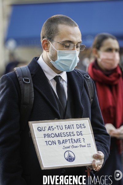 Rassemblement catholique et prière de rue à Bordeaux pour demander l autorisation de la messe dominicale