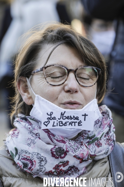 Rassemblement catholique et prière de rue à Bordeaux pour demander l autorisation de la messe dominicale