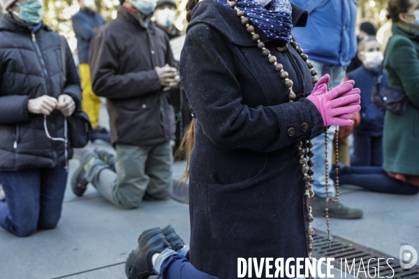 Rassemblement catholique et prière de rue à Bordeaux pour demander l autorisation de la messe dominicale