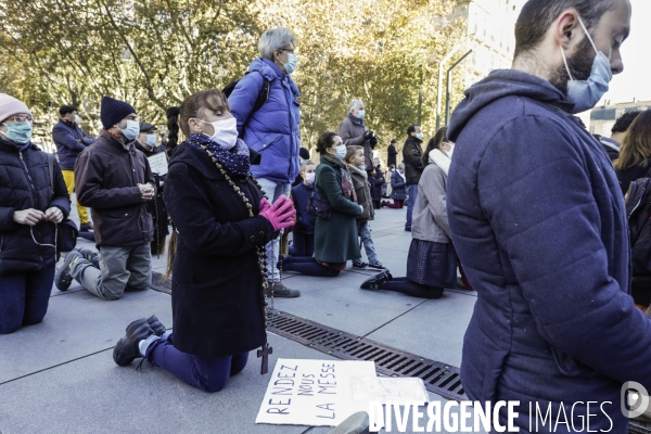 Rassemblement catholique et prière de rue à Bordeaux pour demander l autorisation de la messe dominicale
