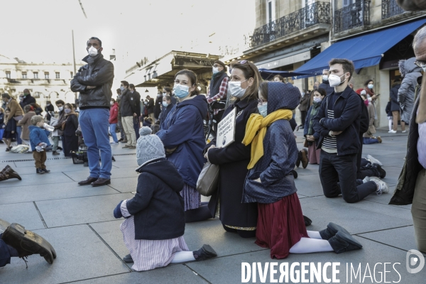 Rassemblement catholique et prière de rue à Bordeaux pour demander l autorisation de la messe dominicale