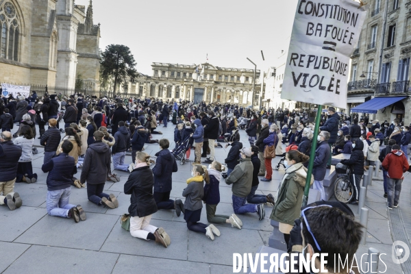 Rassemblement catholique et prière de rue à Bordeaux pour demander l autorisation de la messe dominicale