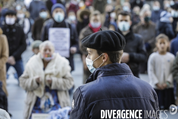 Rassemblement catholique et prière de rue à Bordeaux pour demander l autorisation de la messe dominicale