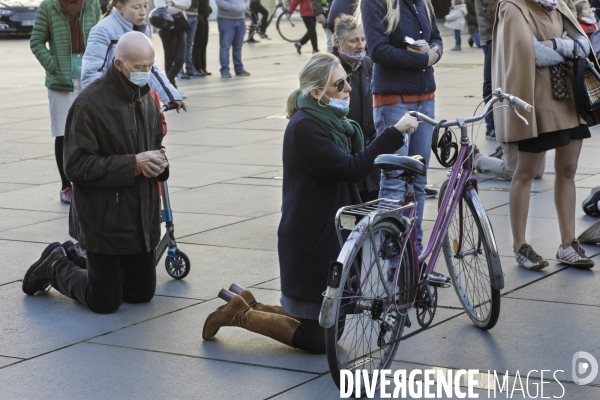 Rassemblement catholique et prière de rue à Bordeaux pour demander l autorisation de la messe dominicale