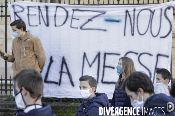 Rassemblement catholique et prière de rue à Bordeaux pour demander l autorisation de la messe dominicale