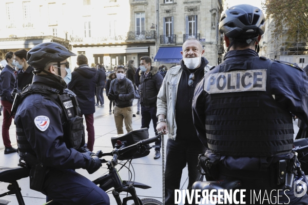 Rassemblement catholique et prière de rue à Bordeaux pour demander l autorisation de la messe dominicale