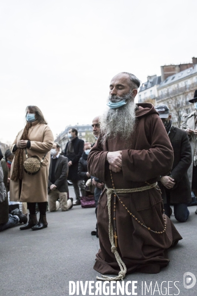 Prières de rue devant l église Saint-Augustin