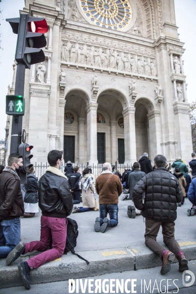 Prières de rue devant l église Saint-Augustin