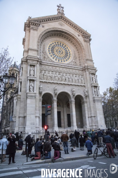 Prières de rue devant l église Saint-Augustin