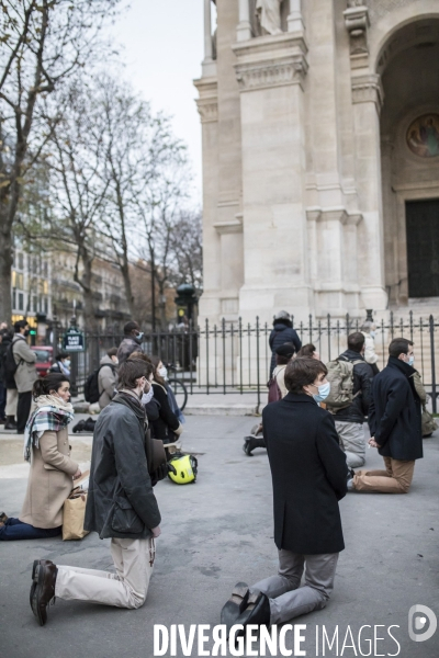 Prières de rue devant l église Saint-Augustin